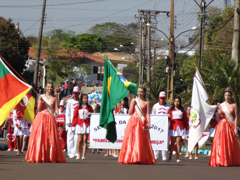  DESFILE TEMÁTICO TRAZ PARA A AVENIDA O COLORIDO DAS FLORES